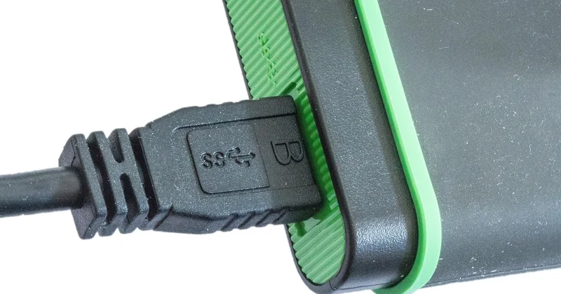 Prise USB murale : comment ça marche, et pourquoi certaines chargent à deux à l'heure