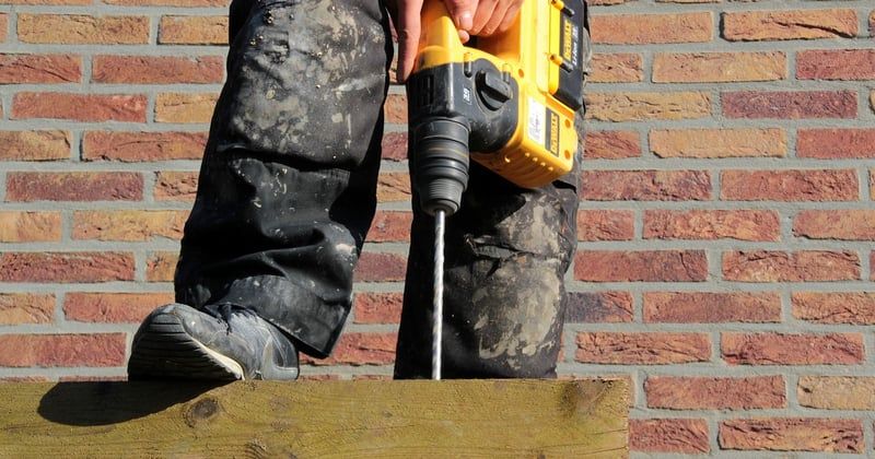 Appliquer un enduit de lissage sur un plafond : le guide simple