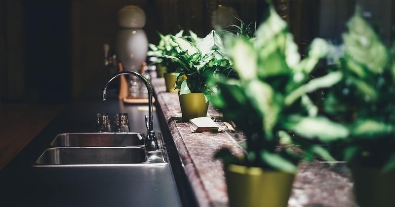Déboucher un évier sans produit chimique : 5 astuces naturelles