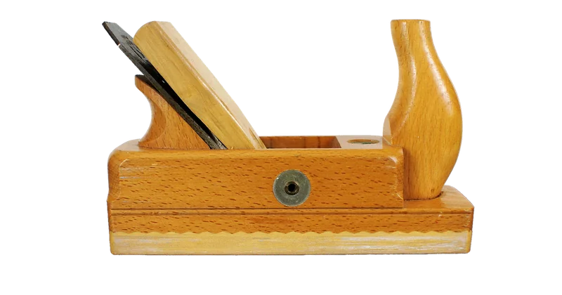 Raboter une porte en bois qui frotte : la méthode pas à pas