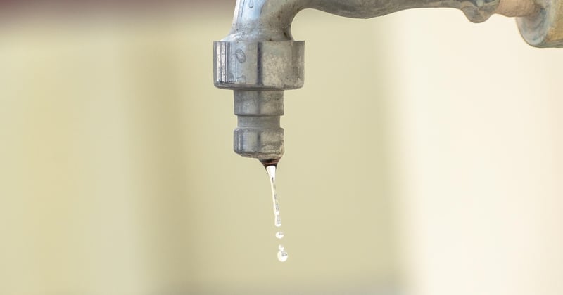 Réparer une fuite de robinet qui goutte : la méthode simple et rapide