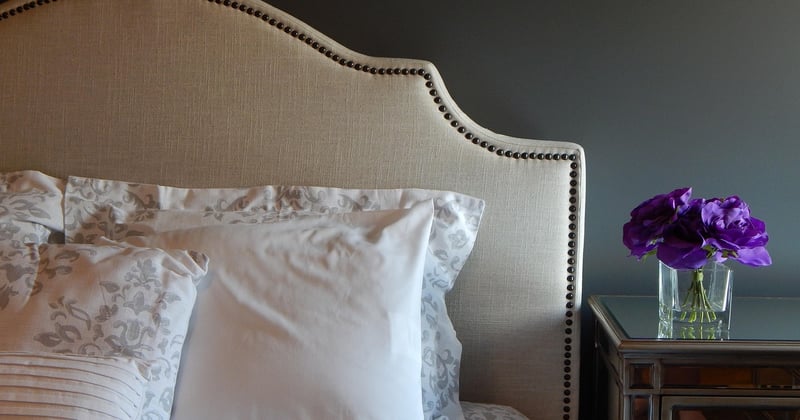 Comment transformer une palette en tête de lit originale