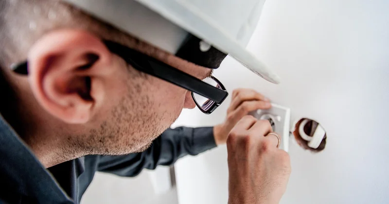Auto-installation ou professionnel : le comparatif honnête